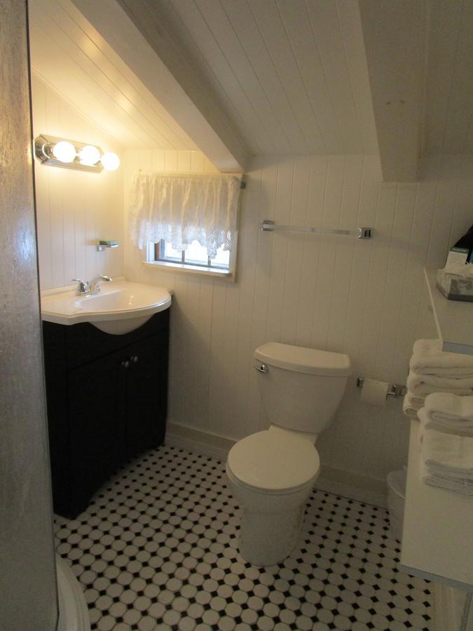 Shea'S Riverside Inn & Motel Essex Экстерьер фото