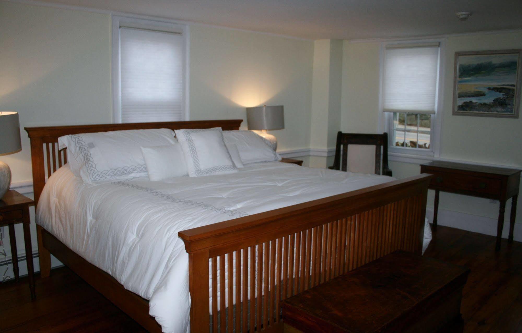 Shea'S Riverside Inn & Motel Essex Экстерьер фото