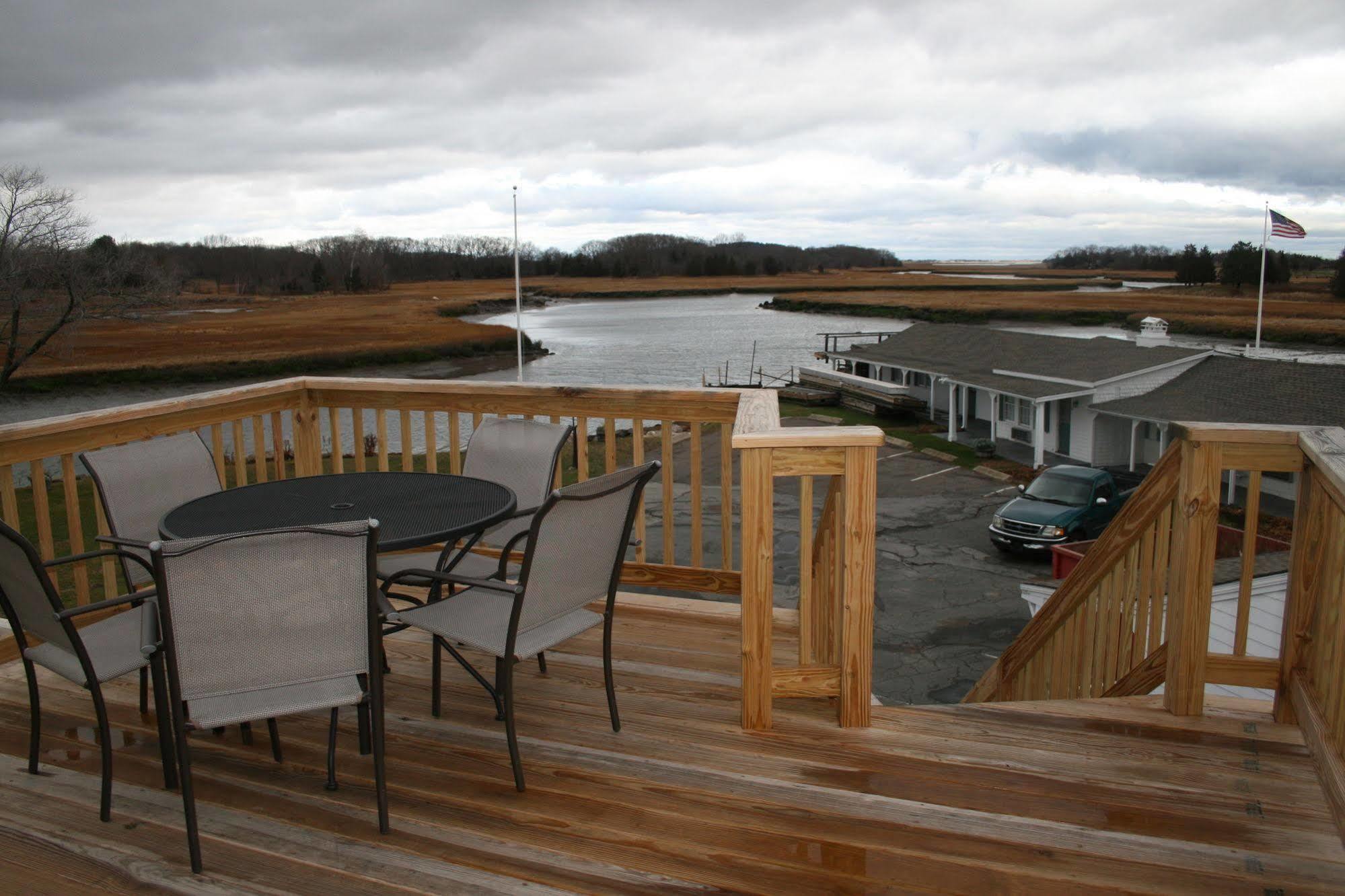 Shea'S Riverside Inn & Motel Essex Экстерьер фото
