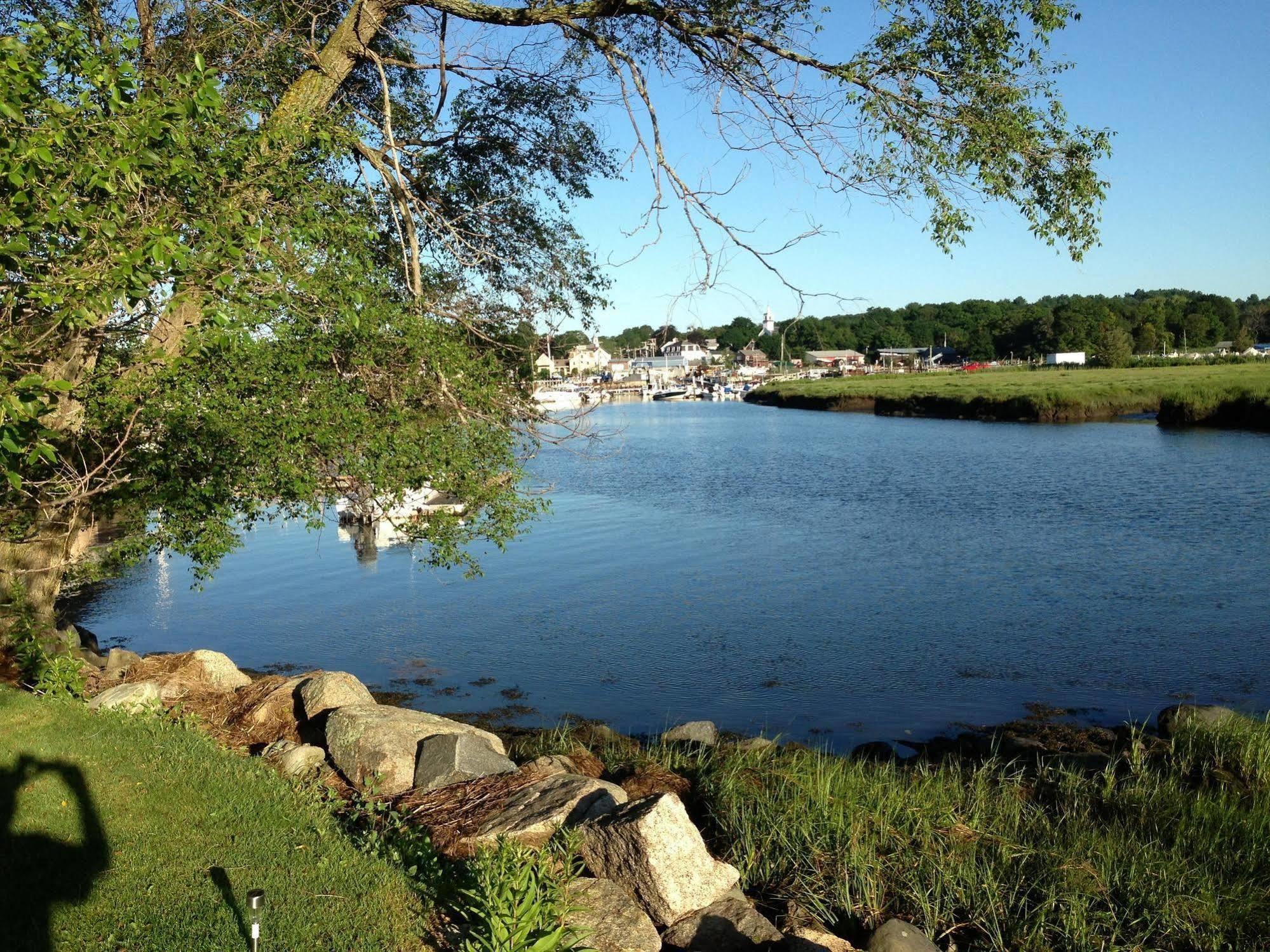 Shea'S Riverside Inn & Motel Essex Экстерьер фото