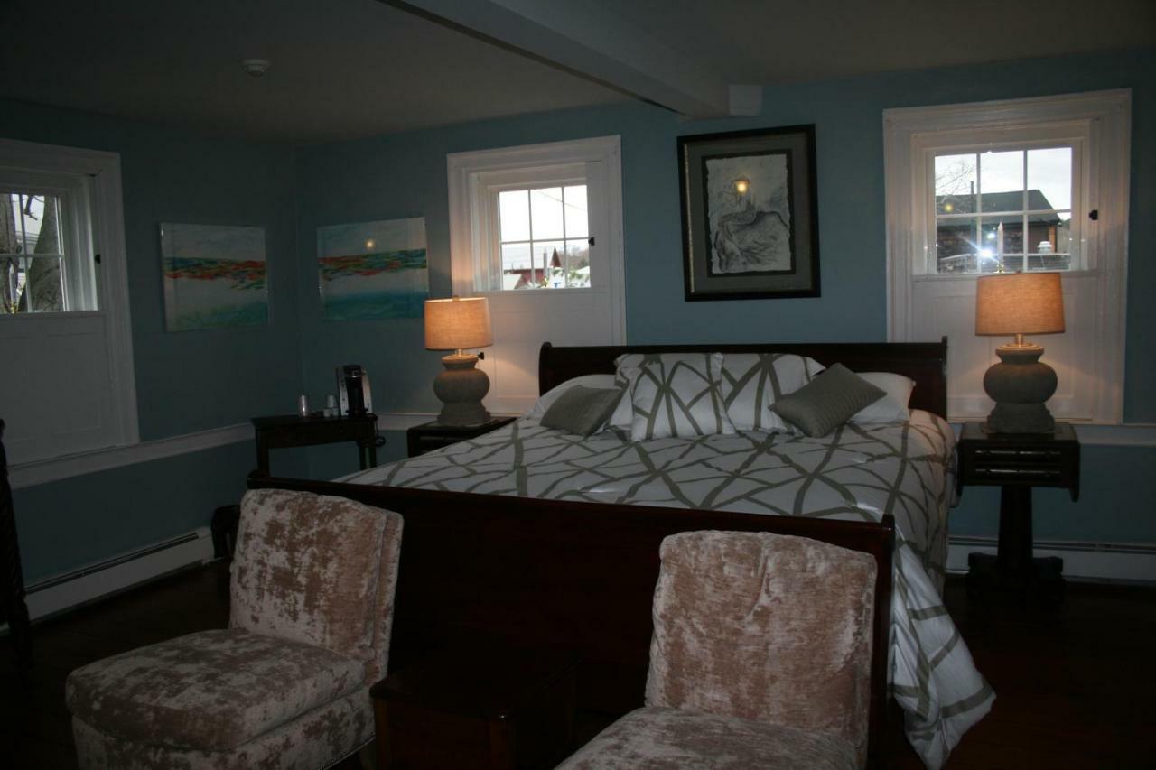 Shea'S Riverside Inn & Motel Essex Экстерьер фото
